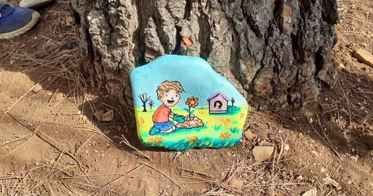 Bitetto, la storia dell'82enne Francesco: dissemina sassi colorati per regalare un sorriso